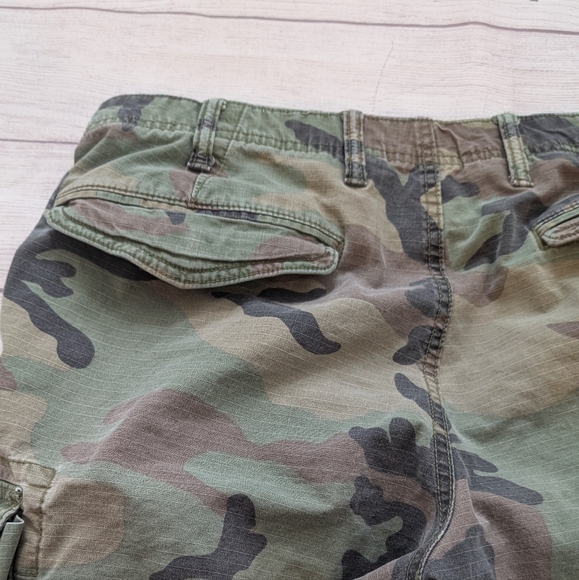 Gap Men's Camouflage Cargo Shorts. Size 36 - Picture 4 of 7